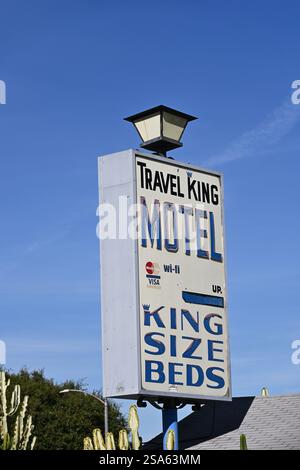 LONG BEACH, KALIFORNIEN - 24. JAN 2025: Nahaufnahme des Wegweisers Travel King Motel an der 7th Street im East Village Arts District. Stockfoto
