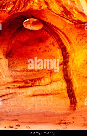 USA, Arizona, Monument Valley Navajo Tribal Park. Großer Hogan Arch und Loch in Stein. Stockfoto