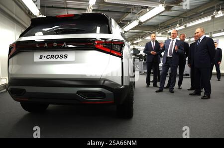 Togliatti, Russland. Januar 2025. Der russische Präsident Wladimir Putin, rechts, zeigt den Prototyp eines Lada B Cross Fahrzeugs von AvtoVAZ First Executive Vice President for Strategy and Technical Development Evgeny Schmelev, Zentrum, während einer Tour durch die Automobilproduktion im Werk Tolyatti am 28. Januar 2025 in Togliatti, Oblast Samara, Russland. Quelle: Vyacheslav Prokofyev/Kreml Pool/Alamy Live News Stockfoto