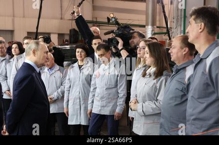Togliatti, Russland. Januar 2025. Der russische Präsident Wladimir Putin, links, hört den Mitarbeitern zu, die am 28. Januar 2025 in Togliatti, Oblast Samara, Russland, die Automobilproduktion im Werk Tolyatti besichtigen. Quelle: Vyacheslav Prokofyev/Kreml Pool/Alamy Live News Stockfoto