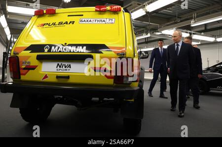 Togliatti, Russland. Januar 2025. Der russische Präsident Wladimir Putin, Zentrum, inspiziert den neuen Lada Niva Sport SUV während einer Tour durch die Automobilproduktion im Werk Tolyatti am 28. Januar 2025 in Togliatti, Oblast Samara, Russland. Quelle: Vyacheslav Prokofyev/Kreml Pool/Alamy Live News Stockfoto