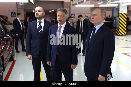 Togliatti, Russland. Januar 2025. Der russische Präsident Wladimir Putin, rechts, zeigt den Prototyp eines Lada Iskra-Fahrzeugs von AvtoVAZ-Präsident Maxim Sokolov, Zentrum, und dem Gouverneur der Region Samara, Vyacheslaw Fedorishchev, links, während eines Rundgangs durch die Automobilproduktion im Werk Tolyatti am 28. Januar 2025 in Togliatti, Oblast Samara, Russland. Quelle: Vyacheslav Prokofyev/Kreml Pool/Alamy Live News Stockfoto