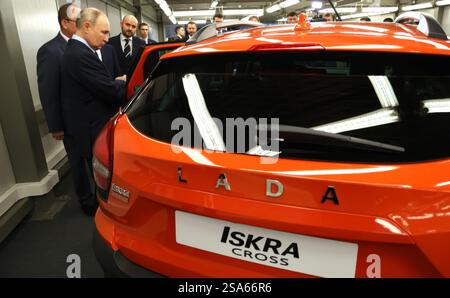 Togliatti, Russland. Januar 2025. Der russische Präsident Wladimir Putin, links, zeigt einen Prototyp des Lada Iskra Cross-Fahrzeugs während einer Tour durch die Automobilproduktion im Werk Tolyatti am 28. Januar 2025 in Togliatti, Oblast Samara, Russland. Quelle: Vyacheslav Prokofyev/Kreml Pool/Alamy Live News Stockfoto