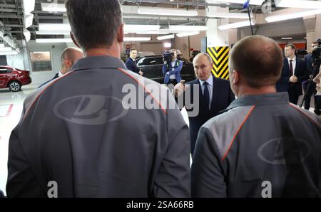 Togliatti, Russland. Januar 2025. Der russische Präsident Wladimir Putin, Center, spricht mit seinen Mitarbeitern nach einer Führung durch die Automobilproduktion im Werk Tolyatti am 28. Januar 2025 in Togliatti, Oblast Samara, Russland. Quelle: Vyacheslav Prokofyev/Kreml Pool/Alamy Live News Stockfoto