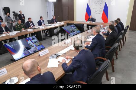 Togliatti, Russland. Januar 2025. Der russische Präsident Wladimir Putin, Zentrum, leitet am 28. Januar 2025 im Samara Research Center in Togliatti, Oblast Samara, Russland, ein Treffen über die Entwicklung ziviler und militärischer Drohnentechnologie. Quelle: Vyacheslav Prokofyev/Kreml Pool/Alamy Live News Stockfoto