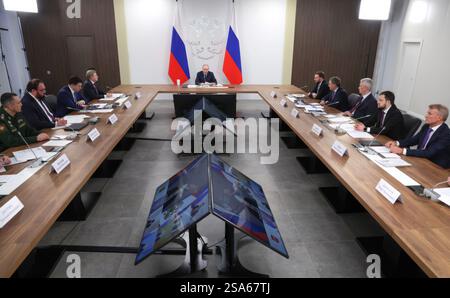 Togliatti, Russland. Januar 2025. Der russische Präsident Wladimir Putin, Zentrum, leitet am 28. Januar 2025 im Samara Research Center in Togliatti, Oblast Samara, Russland, ein Treffen über die Entwicklung ziviler und militärischer Drohnentechnologie. Quelle: Vyacheslav Prokofyev/Kreml Pool/Alamy Live News Stockfoto