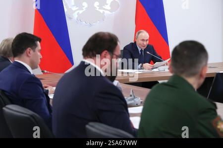 Togliatti, Russland. Januar 2025. Der russische Präsident Wladimir Putin, Zentrum, leitet am 28. Januar 2025 im Samara Research Center in Togliatti, Oblast Samara, Russland, ein Treffen über die Entwicklung ziviler und militärischer Drohnentechnologie. Quelle: Vyacheslav Prokofyev/Kreml Pool/Alamy Live News Stockfoto