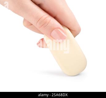 Frau mit Radiergummi auf weißem Hintergrund, Nahaufnahme Stockfoto