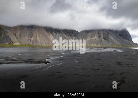 Malerischer Blick auf den vulkanischen schwarzen Sandstrand in Stokksnes in Island mit majestätischer Berglandschaft des Vestrahorn Stockfoto