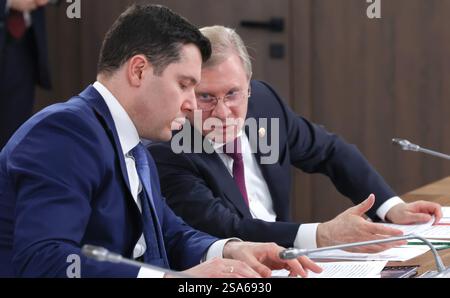 Togliatti, Russland. Januar 2025. Der linke russische Industrie- und Handelsminister Anton Alikhanow hört dem stellvertretenden Premierminister Vitaly Saveliev, rechts, zu, bevor am 28. Januar 2025 ein Treffen über die Entwicklung ziviler und militärischer Drohnentechnologie im Forschungszentrum Samara in Togliatti, Oblast Samara, Russland, beginnt. Quelle: Vyacheslav Prokofyev/Kreml Pool/Alamy Live News Stockfoto