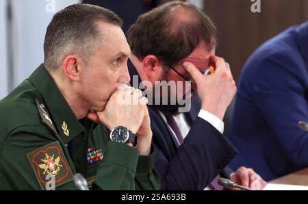 Togliatti, Russland. Januar 2025. Der stellvertretende russische Verteidigungsminister Alexej Kriworuchko, links, und der Minister für digitale Entwicklung, Kommunikation und Massenmedien Maksut Schadajew, rechts, hören dem russischen Präsidenten Wladimir Putin bei einem Treffen über die Entwicklung ziviler und militärischer Drohnentechnologie im Forschungszentrum Samara am 28. Januar 2025 in Togliatti, Oblast Samara, Russland. Quelle: Vyacheslav Prokofyev/Kreml Pool/Alamy Live News Stockfoto