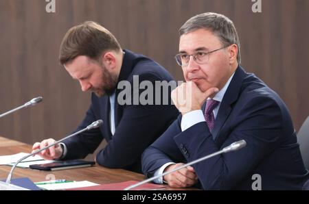 Togliatti, Russland. Januar 2025. Der stellvertretende Leiter der russischen Präsidialverwaltung Maxim Oreshkin, links, und der Minister für Wissenschaft und Hochschulbildung Valerij Falkow, rechts, hören dem russischen Präsidenten Wladimir Putin bei einem Treffen über die Entwicklung ziviler und militärischer Drohnentechnologie im Forschungszentrum Samara am 28. Januar 2025 in Togliatti, Oblast Samara, Russland. Quelle: Vyacheslav Prokofyev/Kreml Pool/Alamy Live News Stockfoto
