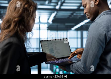 Notebook, das von Softwareentwicklern für Rechenzentren verwendet wird, um Gerätediagnosen zu überprüfen. Programmierer codieren auf dem Notebook, anpassen der Konfiguration der Serverfarm, Löschen von fehlerzuständen, Anwenden von Firmware-Updates Stockfoto