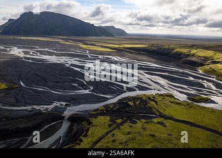 Blick auf die Drohne aus der Vogelperspektive bei der Erkundung einer Flusstal-Landschaft mit einem fantastischen Gletscherbecken ganz in der Nähe des Campingplatzes Thakgil (Pakgil) in Island. Stockfoto