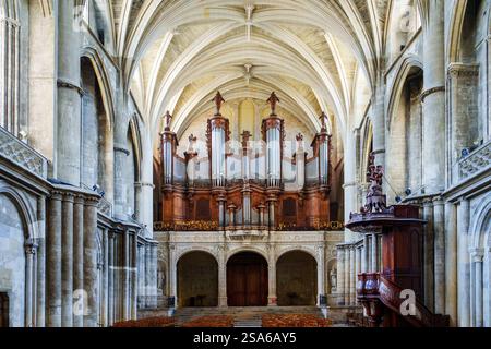 Atemberaubendes, kunstvoll verziertes Kircheninnere mit großer Orgel und wunderschönen Buntglasfenstern Stockfoto