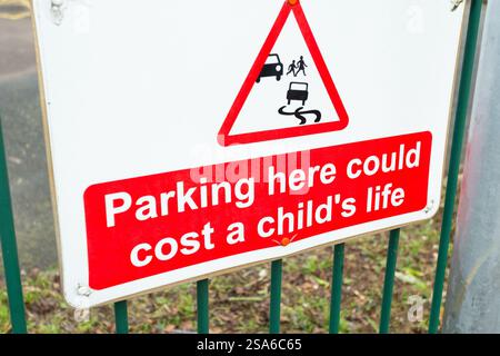 Nahaufnahme eines Parkschilds in der Nähe des Eingangs zu einer Schule - Parken hier könnte ein Kind das Leben Kosten Stockfoto