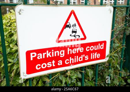 Nahaufnahme eines Parkschilds in der Nähe des Eingangs zu einer Schule - Parken hier könnte ein Kind das Leben Kosten Stockfoto
