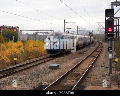 Avanti West Coast Class 805 Zweimode-Passagierzug in Rugby, Warwickshire, Großbritannien Stockfoto
