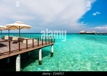 Restaurant am Meer und türkisfarbenes Wasser des tropischen Ozeans Stockfoto