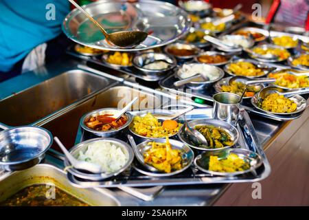 Traditionelles Mittagessen mit festem Menü in Myanmar, serviert in Metallgerichten zum Verkauf vom Straßenmarkt Stockfoto