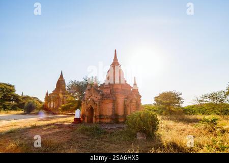 Atemberaubende Aussicht auf die Landschaft mit Tausenden von historischen buddhistischen Pagoden und Stupas in Bagan Myanmar Stockfoto