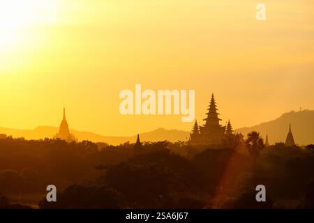 Malerischer Sonnenuntergang mit Tausenden von historischen buddhistischen Tempeln und Stupas in Bagan archäologischer Gegend in Myanmar Stockfoto