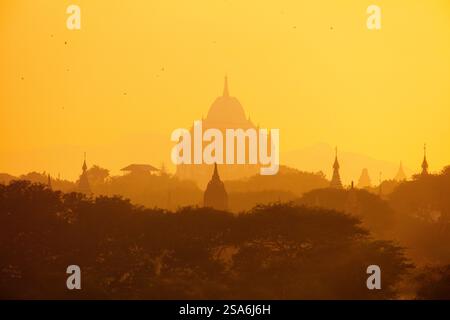 Malerischer Sonnenuntergang mit Tausenden von historischen buddhistischen Tempeln und Stupas in Bagan archäologischer Gegend in Myanmar Stockfoto