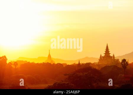 Malerischer Sonnenuntergang mit Tausenden von historischen buddhistischen Tempeln und Stupas in Bagan archäologischer Gegend in Myanmar Stockfoto