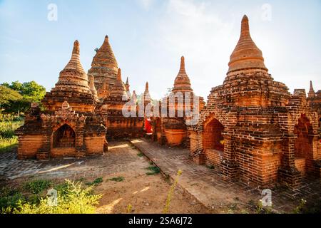 Atemberaubende Aussicht auf die Landschaft mit Tausenden von historischen buddhistischen Pagoden und Stupas in Bagan Myanmar Stockfoto