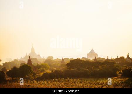 Malerischer Sonnenuntergang mit Tausenden von historischen buddhistischen Tempeln und Stupas in Bagan archäologischer Gegend in Myanmar Stockfoto