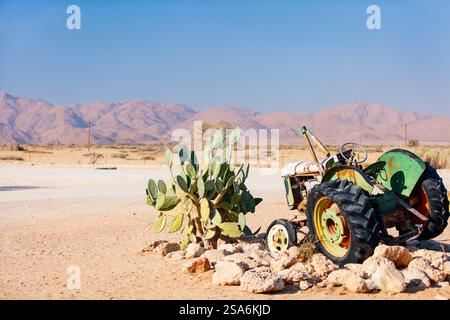 Verlassener alter Traktor in der Nähe einer Tankstelle in Solitaire in Namibia Stockfoto