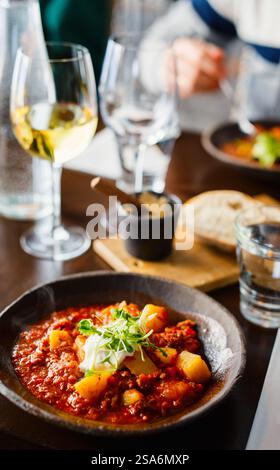 Eine Schüssel mit köstlicher Tomatenfleischsuppe wird zum Mittagessen in einem Restaurant serviert Stockfoto