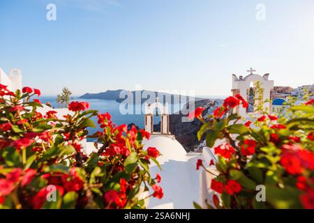Atemberaubende Aussicht auf die Insel Santorin mit Blick auf die spektakuläre Caldera Stockfoto