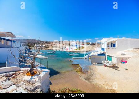 Kleines traditionelles Fischerdorf mit weißen Häusern und farbenfrohen Türen, kleinem Hafen und Fischerbooten auf der Insel Milos in Griechenland Stockfoto