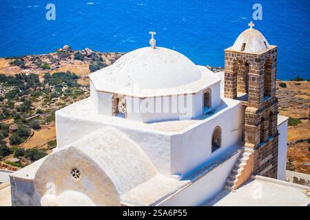 Traditionelle weiß getünchte griechisch-orthodoxe Kirche im Dorf Plaka auf der Insel Milos Stockfoto