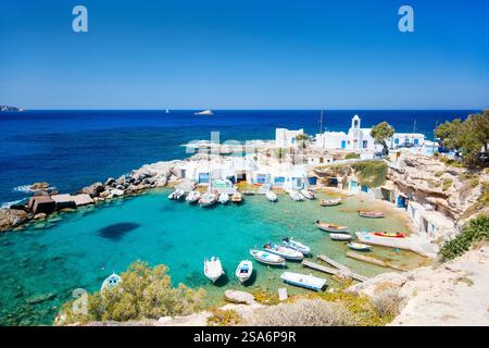 Traditionelles Fischerdorf Mandrakia mit weißen Häusern und farbenfrohen Türen, kleinem Hafen und Fischerbooten auf der Insel Milos in Griechenland Stockfoto