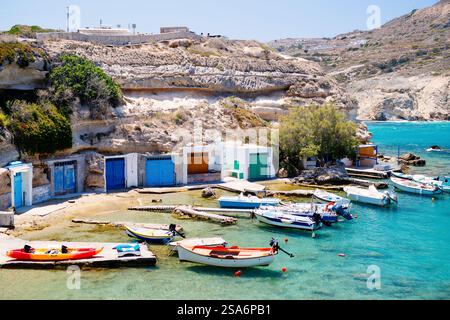 Traditionelles Fischerdorf Firopotamos mit weißen Häusern und farbenfrohen Türen, kleinem Hafen und Fischerbooten auf der Insel Milos in Griechenland Stockfoto