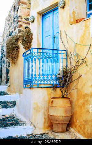 Ruhige Straße im Dorf Pyrgos auf der Insel Santorin in Griechenland Stockfoto