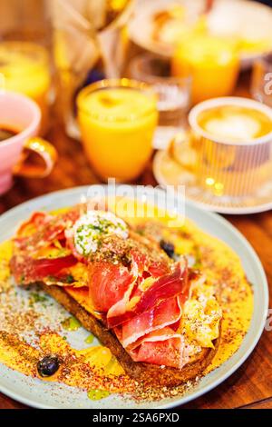 Leckerer Toast zum Frühstück mit Rührei und Schinken Stockfoto