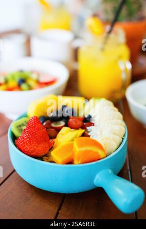 Smoothie-Schüssel mit frischem Obst zum Frühstück Stockfoto