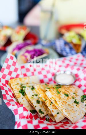 Käse Quesadillas werden zum Mittagessen im mexikanischen Restaurant serviert Stockfoto