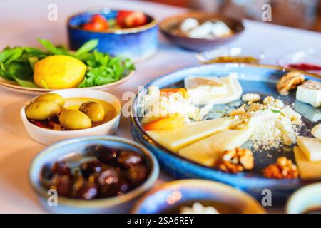 Türkisches Frühstück mit Käse, Nüssen, Oliven und Gemüse in einem Restaurant Stockfoto