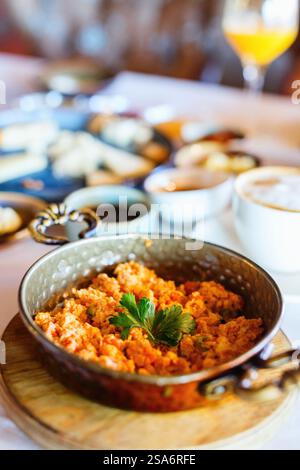 Türkische Shakshuka-Eier in Tomatensauce, serviert in einer Pfanne zum Frühstück Stockfoto