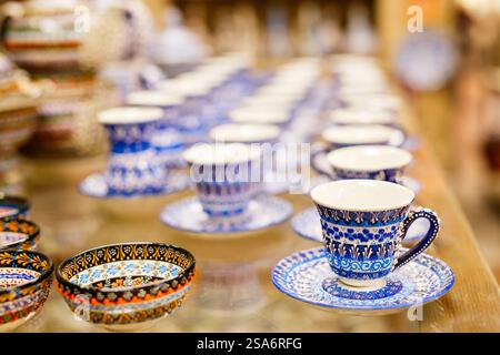Bunte kleine Keramikbecher und -Schüsseln zum Verkauf im Töpferdorf Avanos in Kappadokien Türkei Stockfoto