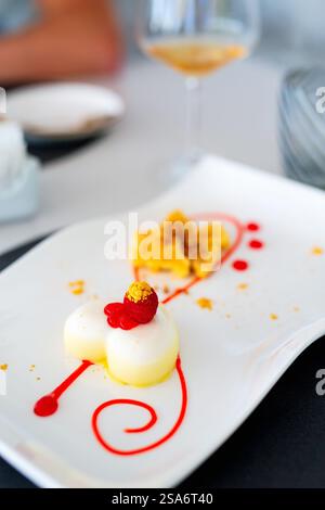 Köstliche Zitrusfrüchte und Passionsfrucht Dessert schön serviert im Restaurant für Mittag- oder Abendessen Stockfoto