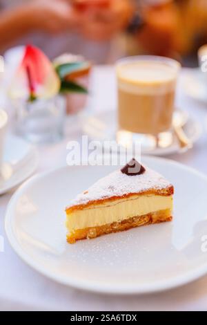 Nahaufnahme von köstlichen Käsekuchen Dessert und Kaffee serviert im Café oder Restaurant Stockfoto
