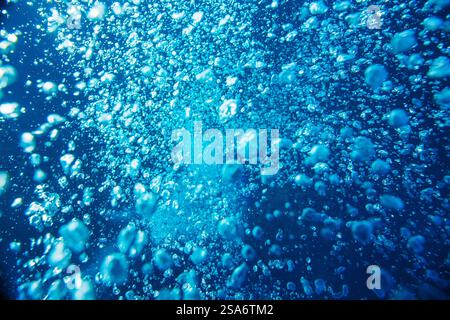Blaues Meereswasser mit Wasserblasen aus nächster Nähe Stockfoto