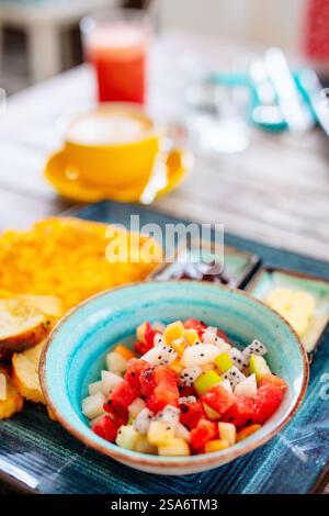 Leckeres Frühstück mit Obstsalat Stockfoto
