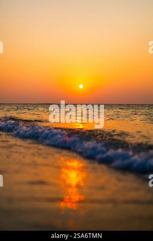 Schönen Sonnenuntergang über tropische Meer Stockfoto
