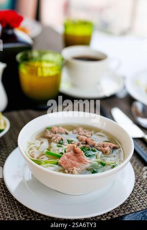Pho Bo vietnamesische frische Reisnudelsuppe mit Rindfleisch Stockfoto